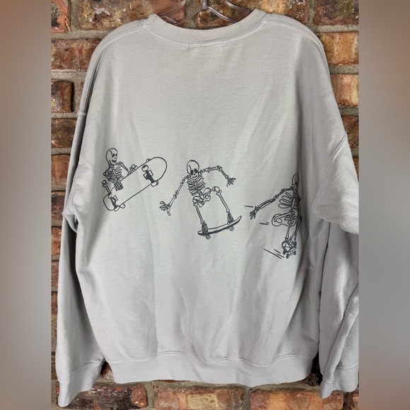 Skating Skeletons Sweatshirt Oversized Size small - Picture 3 of 3